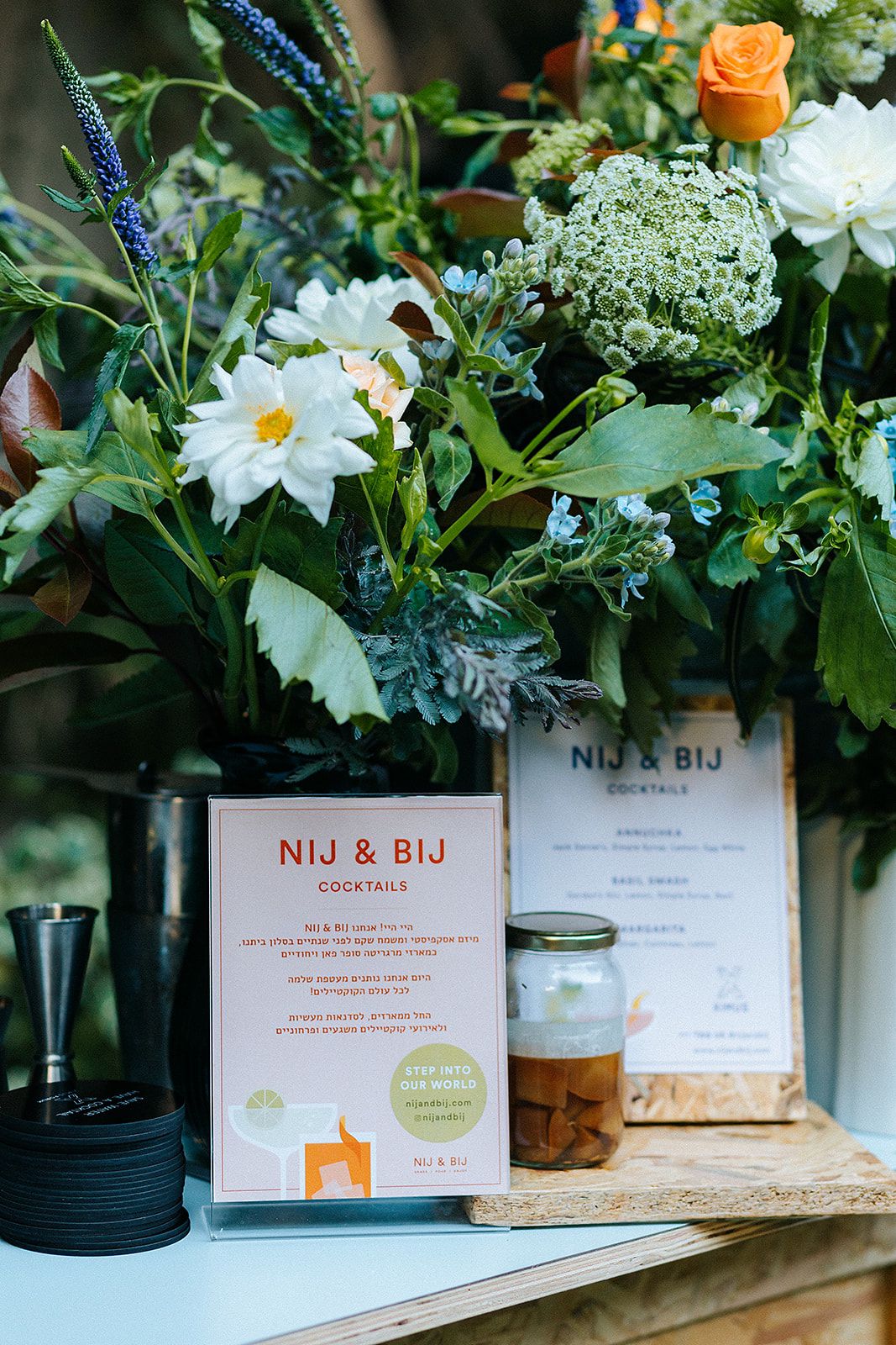 NIJ & BIJ menu with flowers